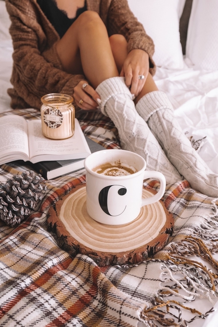 tenue-cocooning-femme-chaussette-crochet-blanc-hiver-vêtements-cosy-gilet-oversize-marron